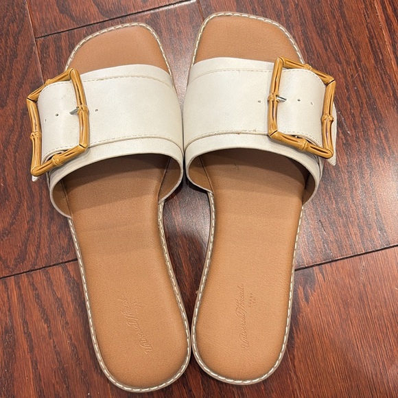 Sandals - Picture 2 of 3